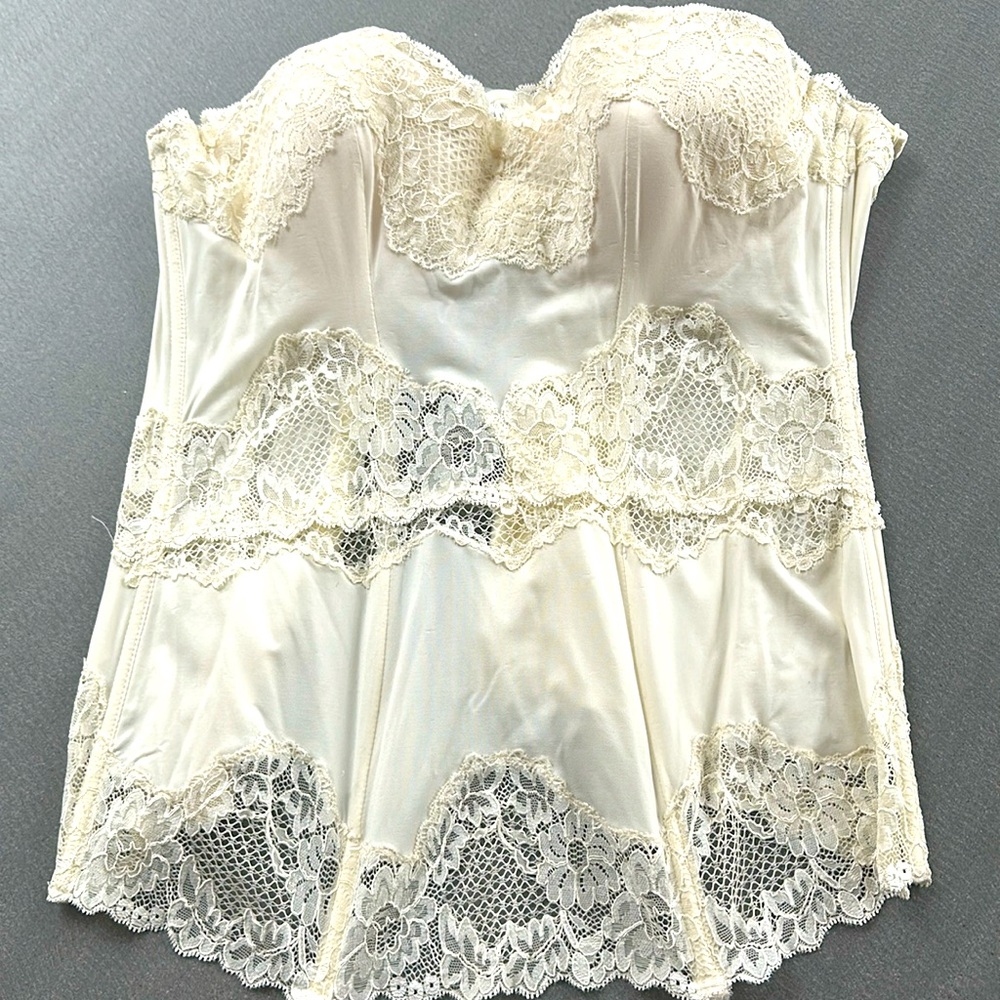 Elegant Cream Lace Strapless Corset - Picture 7 of 16